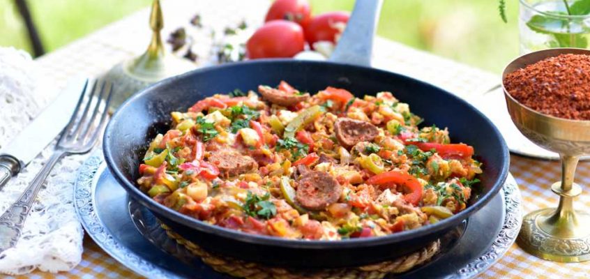 Sucuklu menemen: Tyrkisk eggerøre med pølse og mer