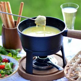 Fondue moitié-moitié: Ostefondue på autentisk, sveitsisk vis