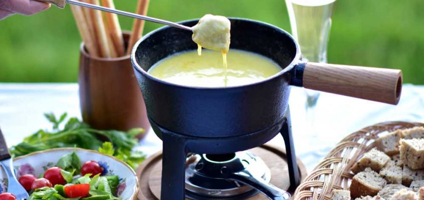 Fondue moitié-moitié: Ostefondue på autentisk, sveitsisk vis