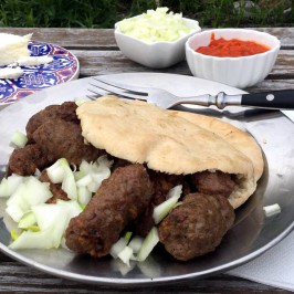 Ćevapi: Bosniske småkebaber fra grillen
