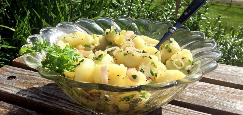 Bayersk kartoffelsalat: Varm potetsalat uten majones